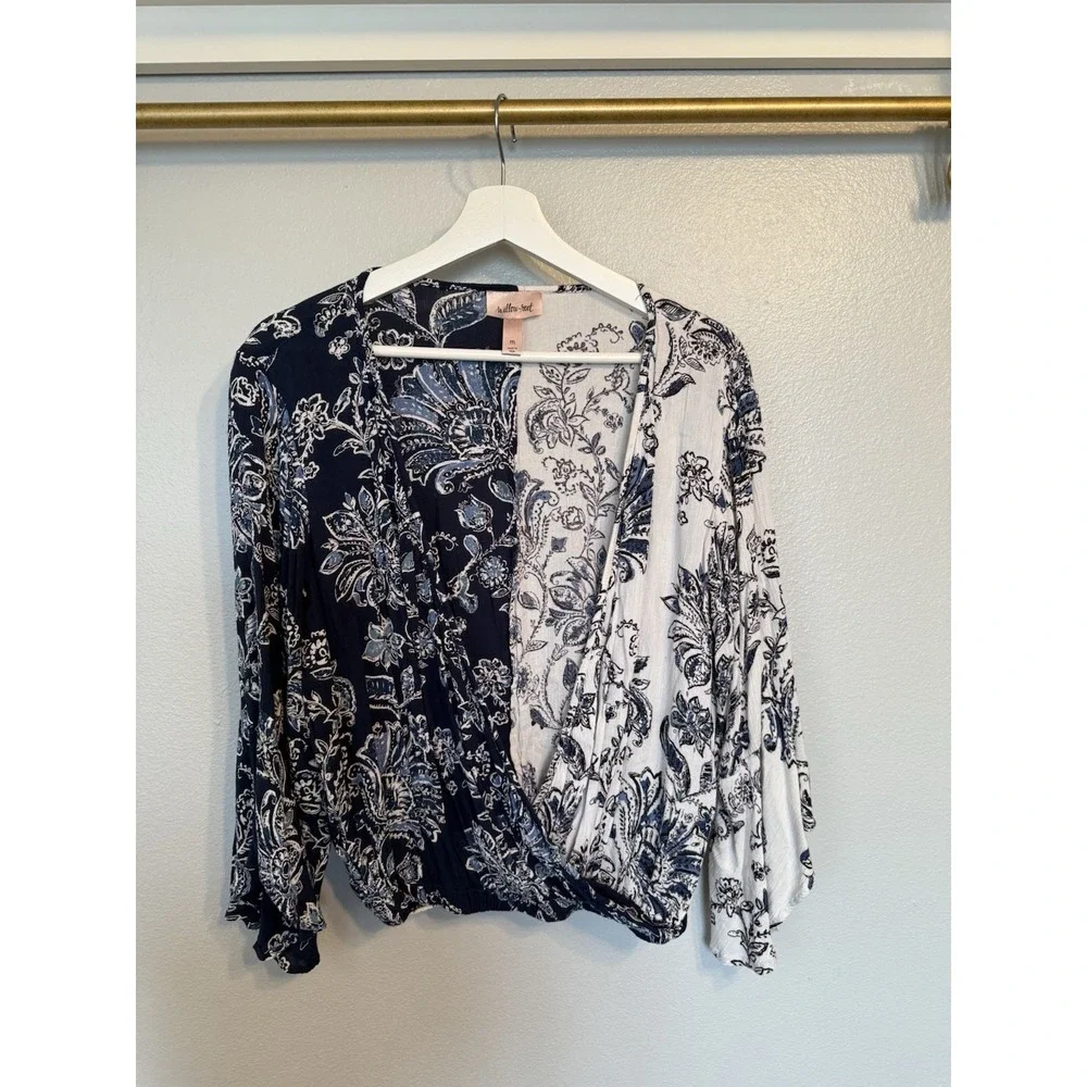 Willow & Root Juniors Medium Two Tone Long Belle Sleeve Floral Top Blue White - Picture 3 of 9